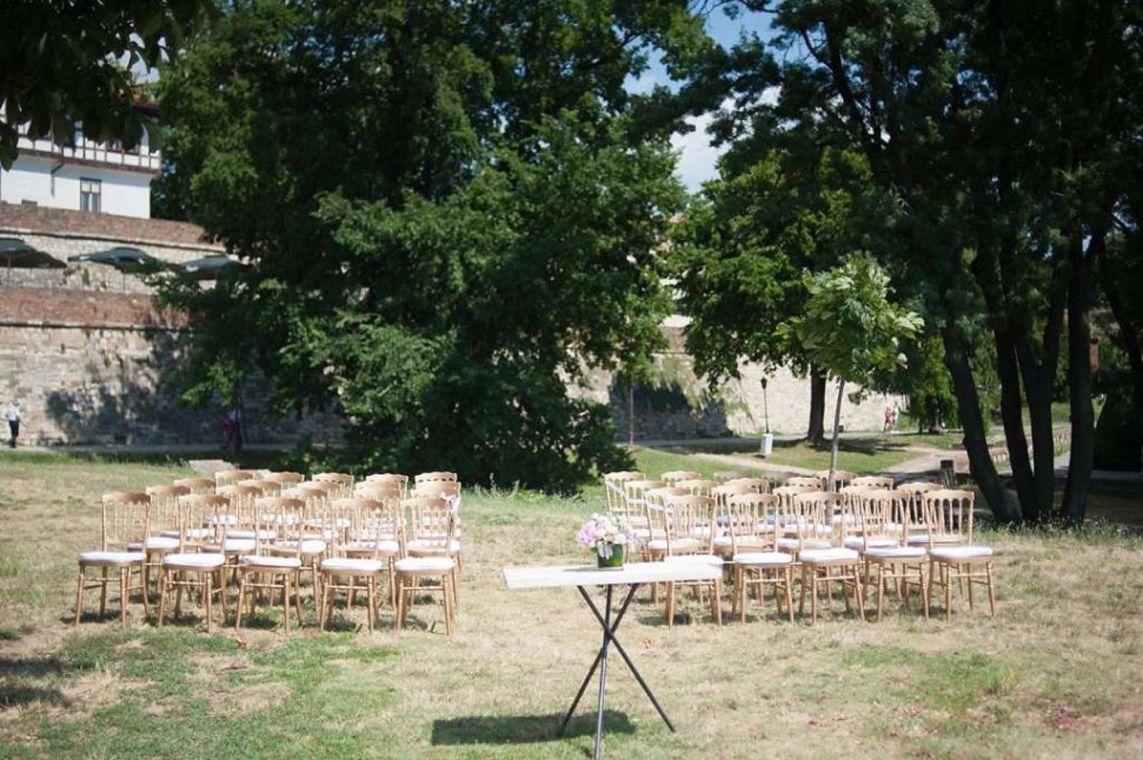 Ceremonija na Kalemegdanu — stolice postavljene na travi pored zidina