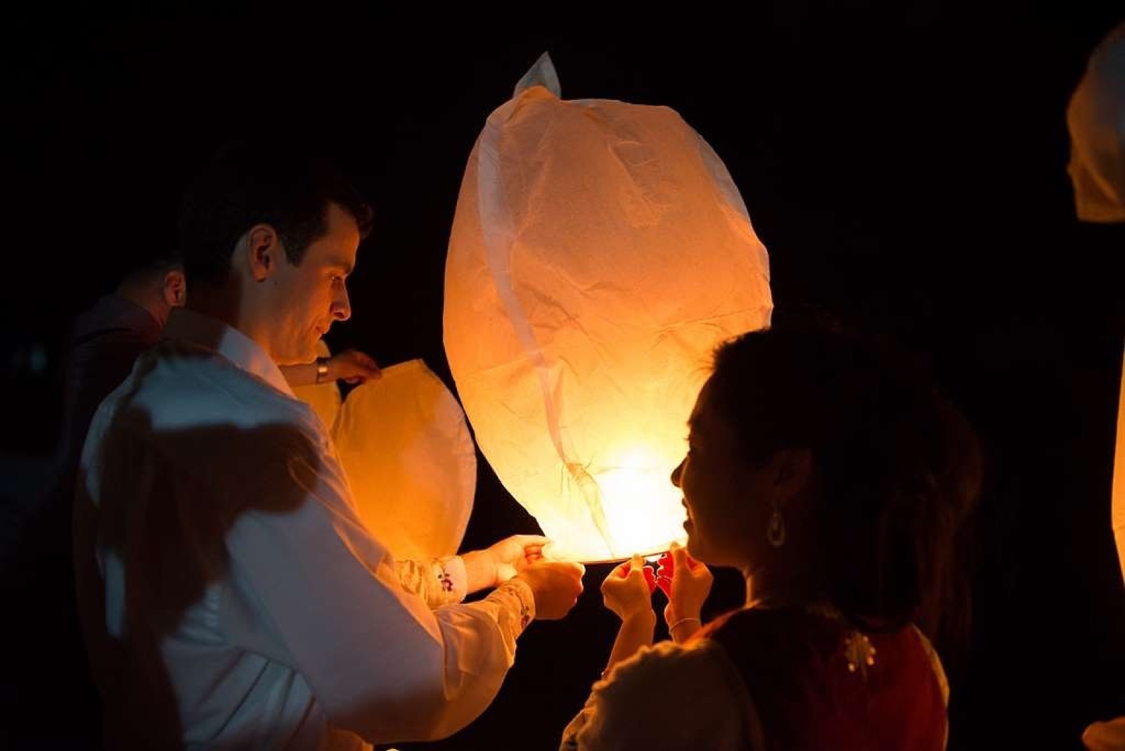 Wendy i Nikola puštaju lampione u noći