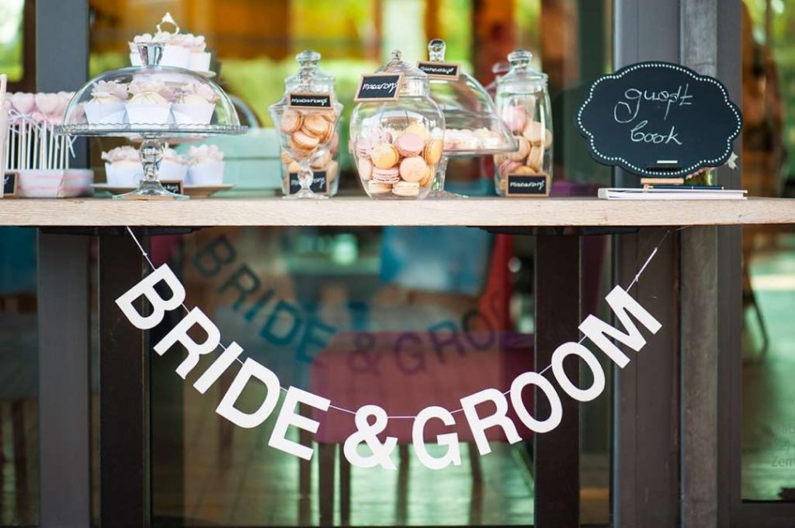 Slatki sto sa slatkišima i makaronsima