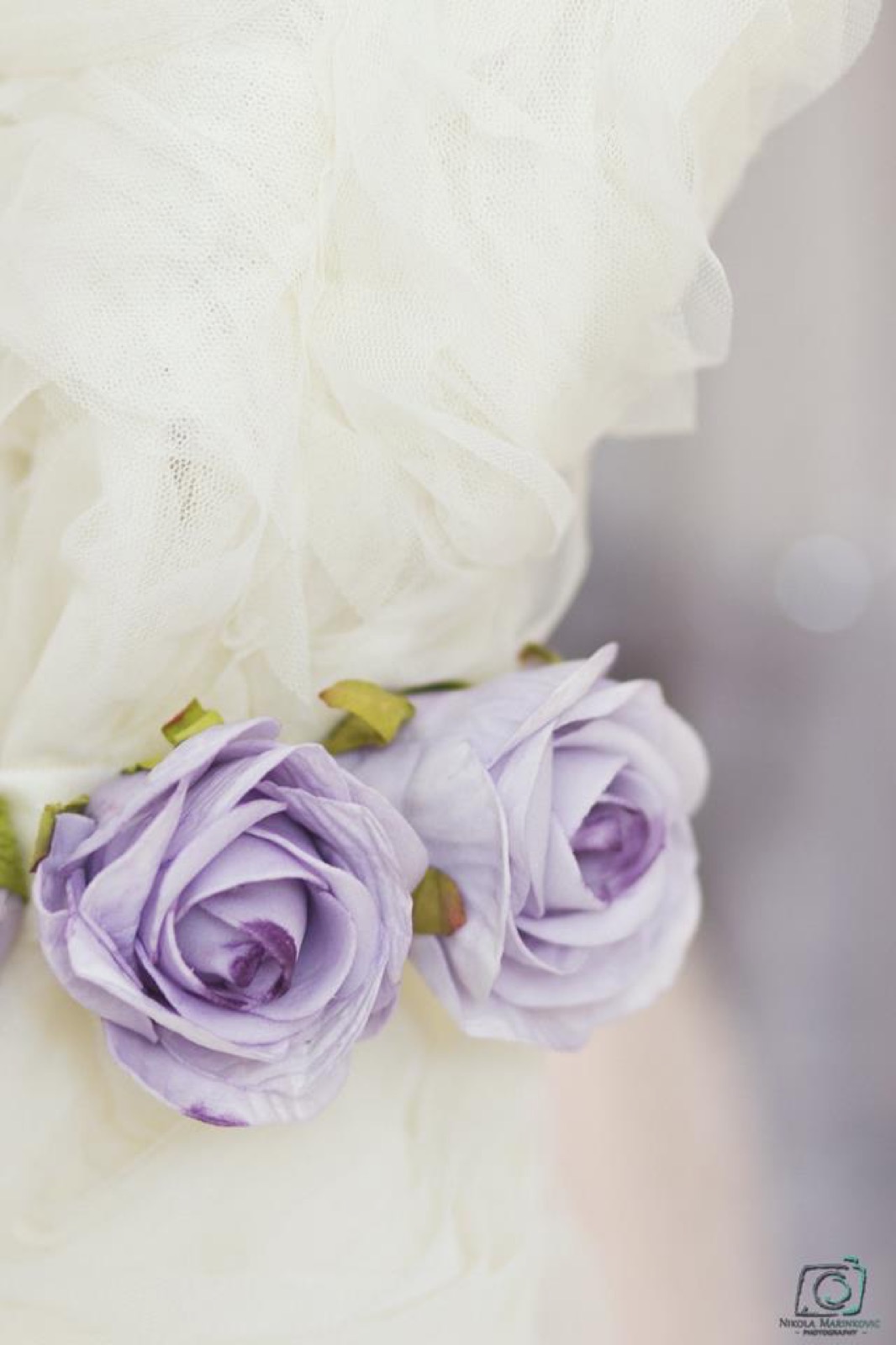 Pastelna haljina sa rozetama — prolećna kolekcija Mihano Momosa