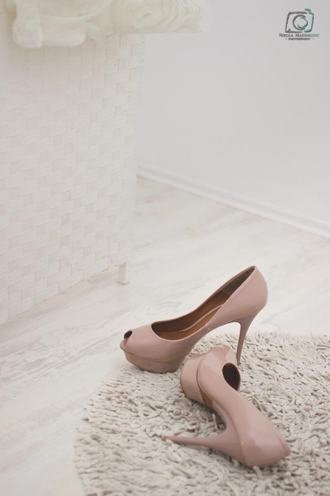 Detalj dekoracije na venčanici — čipka i cvetni ukras