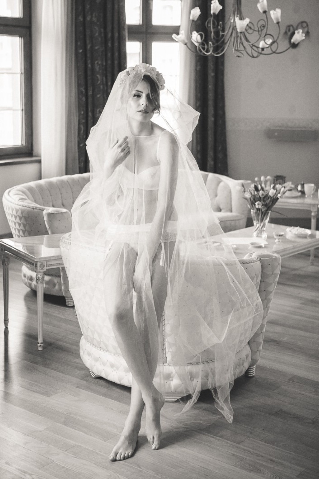 Portret mlade u tilu — nežan pogled, cvetni venac