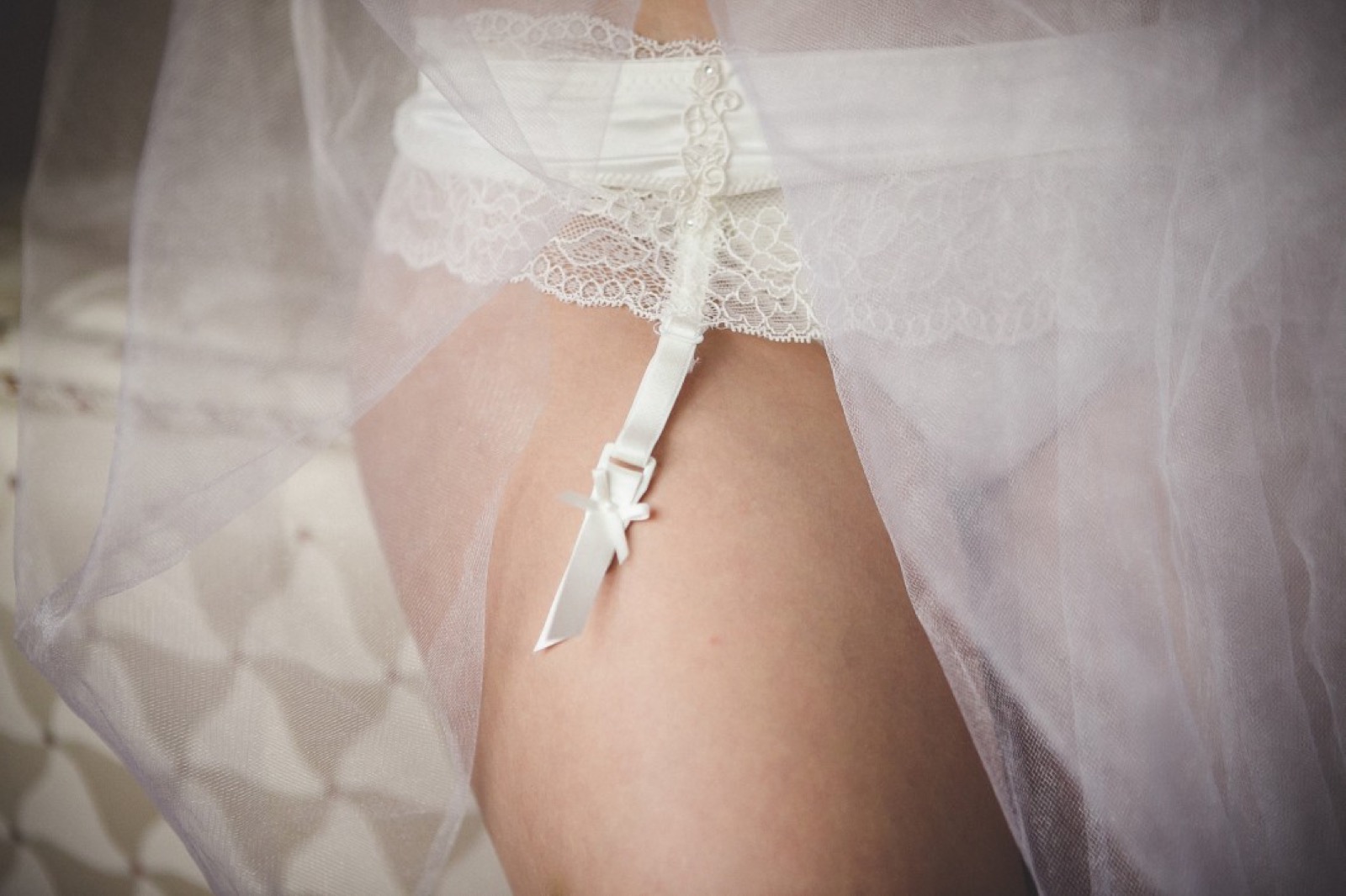 Detalj scenografije — cveće i svetlost na stilskom nameštaju