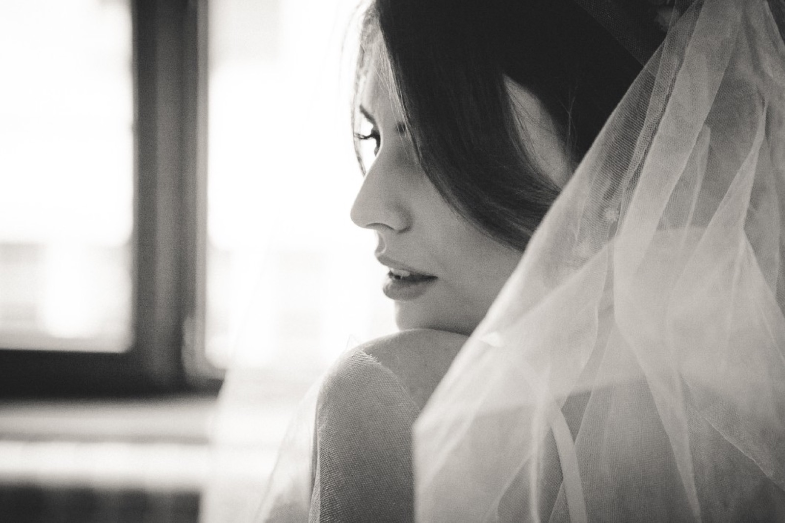 Senzualna kompozicija — tul, cveće i meka hotelska svetlost