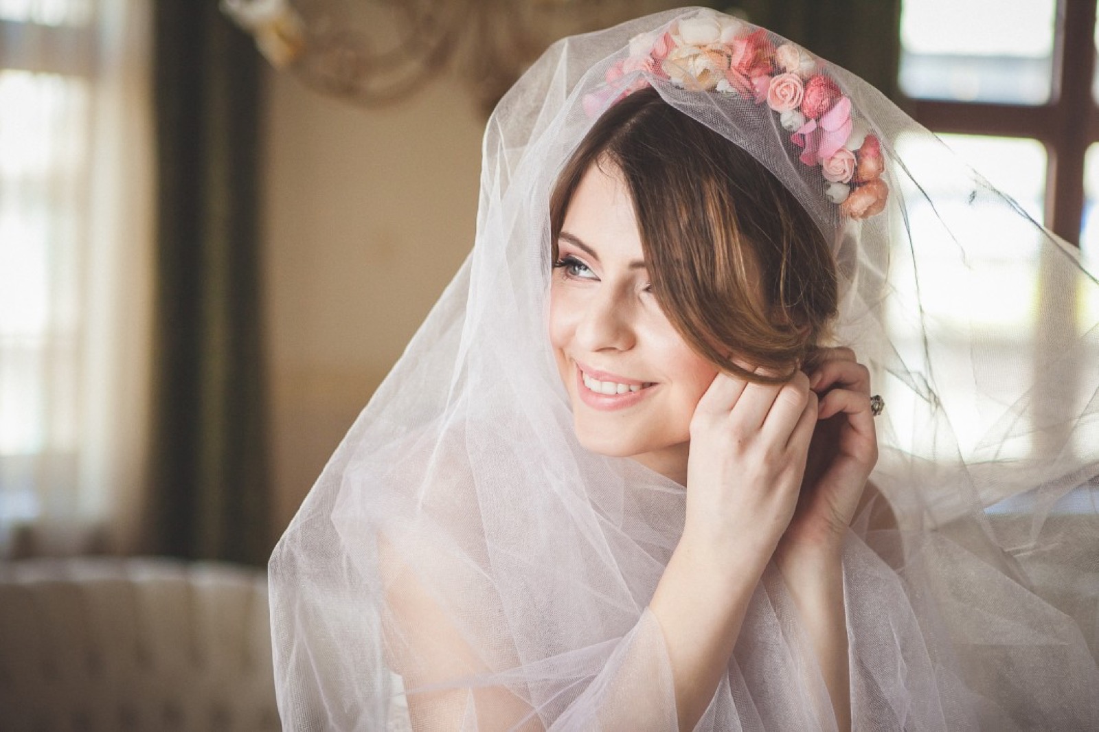 Model u čipkastom kombinezonu — elegantan poluportret