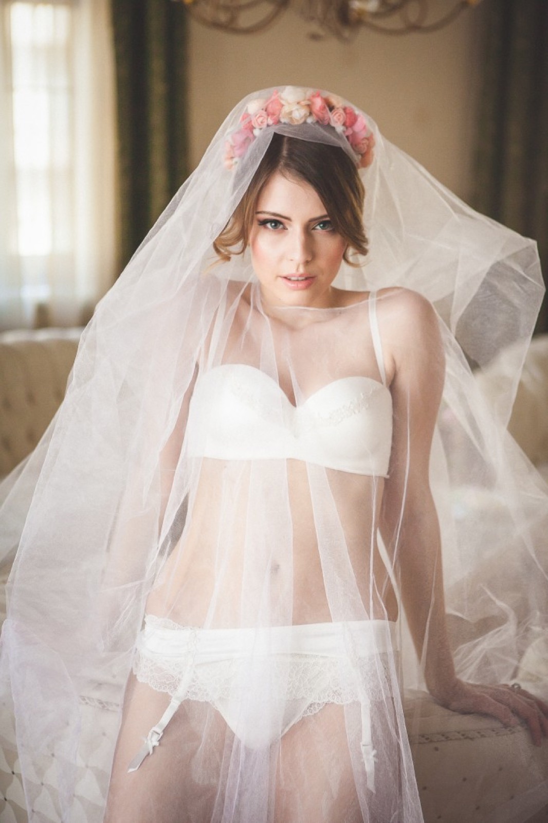 Intiman portret — model sa zatvorenim očima, nežan izraz