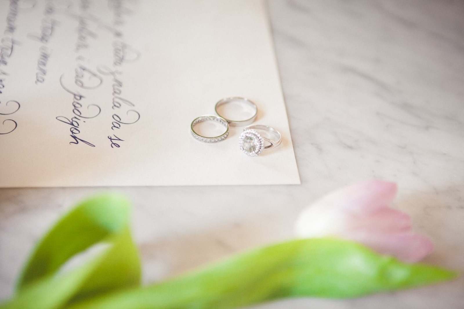 Senzualni detalj — ruke, tkanina, meka svetlost