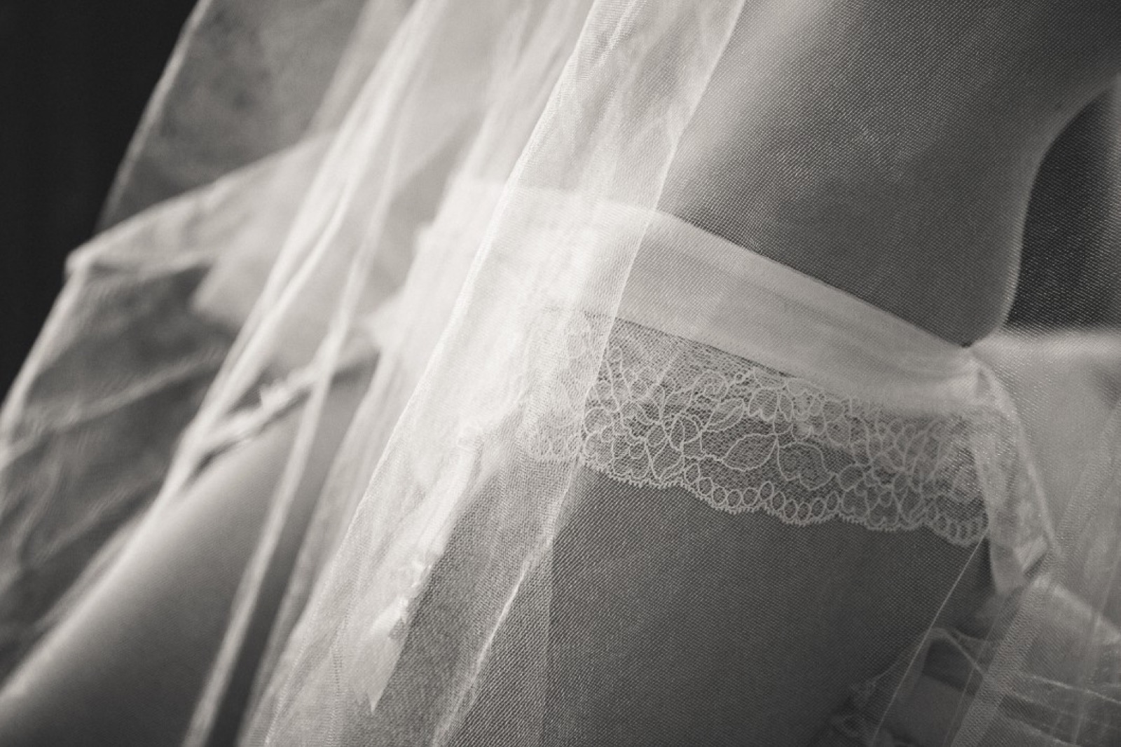 Model u čipkastom negližeu — meka svetlost, vintage enterijer