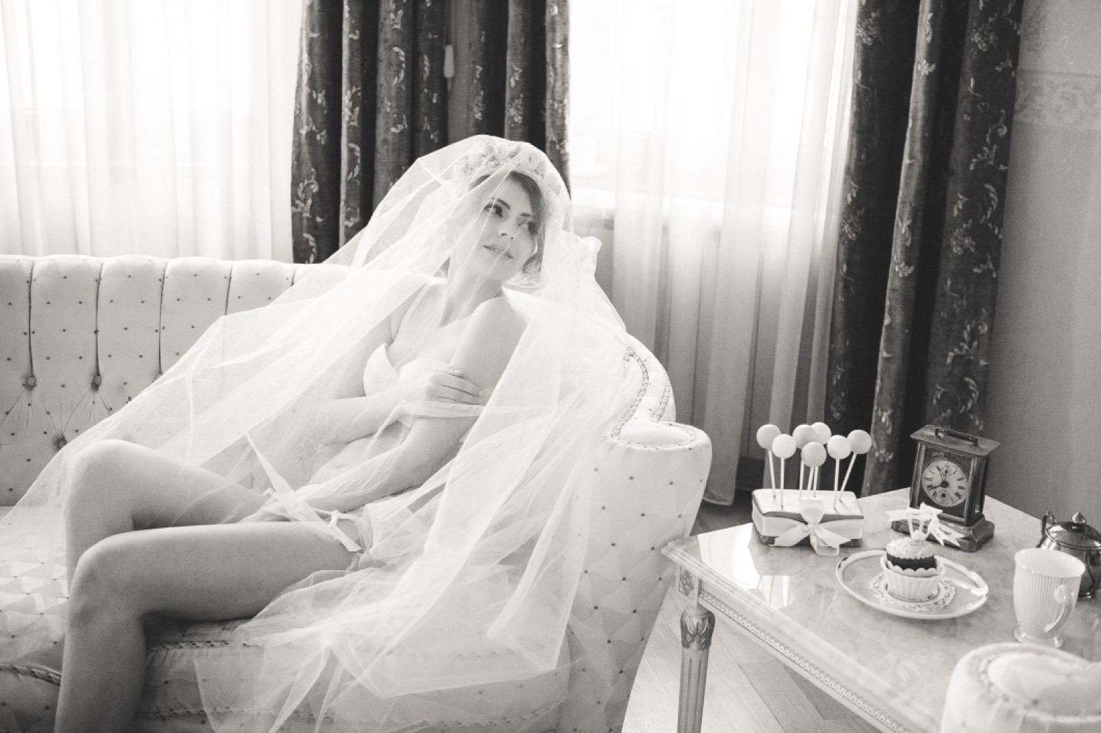 Detalj budoar seta — cveće, tkanine, intiman ugođaj