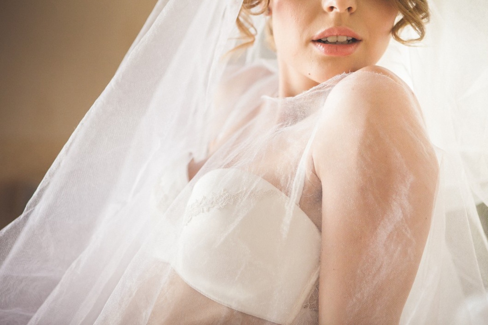 Elegantna poza — model na stilskom sofu sa cvetnim vencem