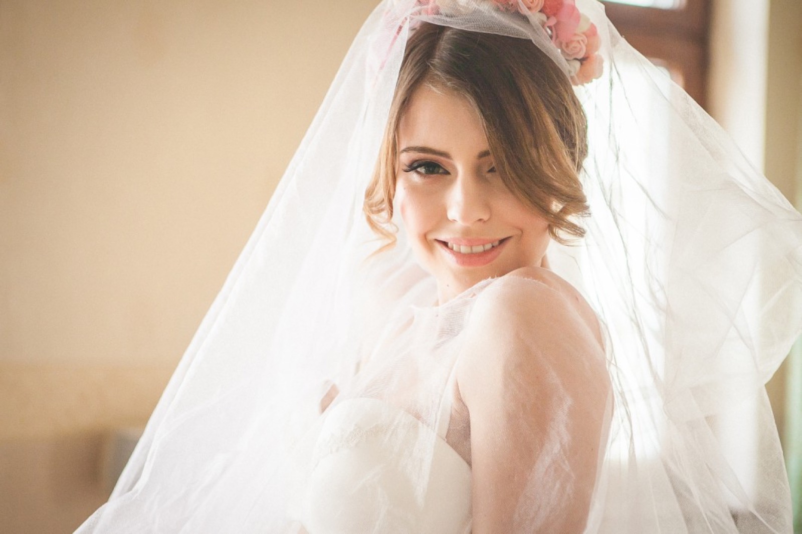 Krupni plan — lice sa zatvorenim očima, cveni rajf u kosi