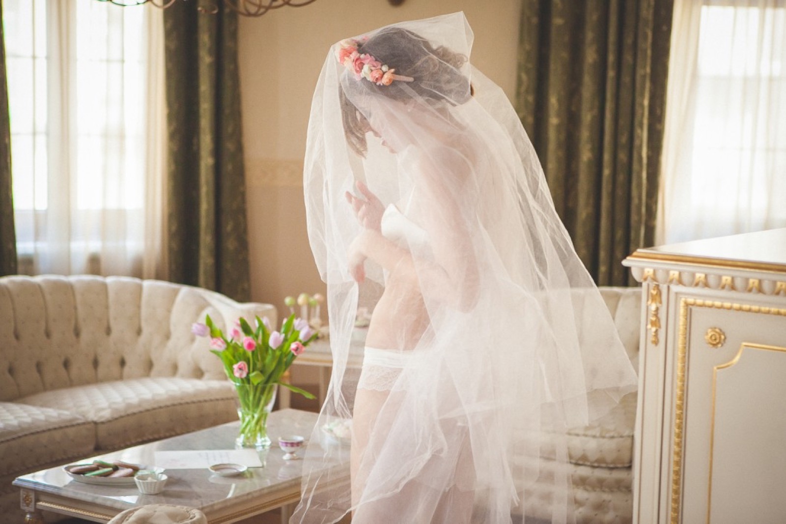 Portret od gore — model leži na sofu, veo oko nje