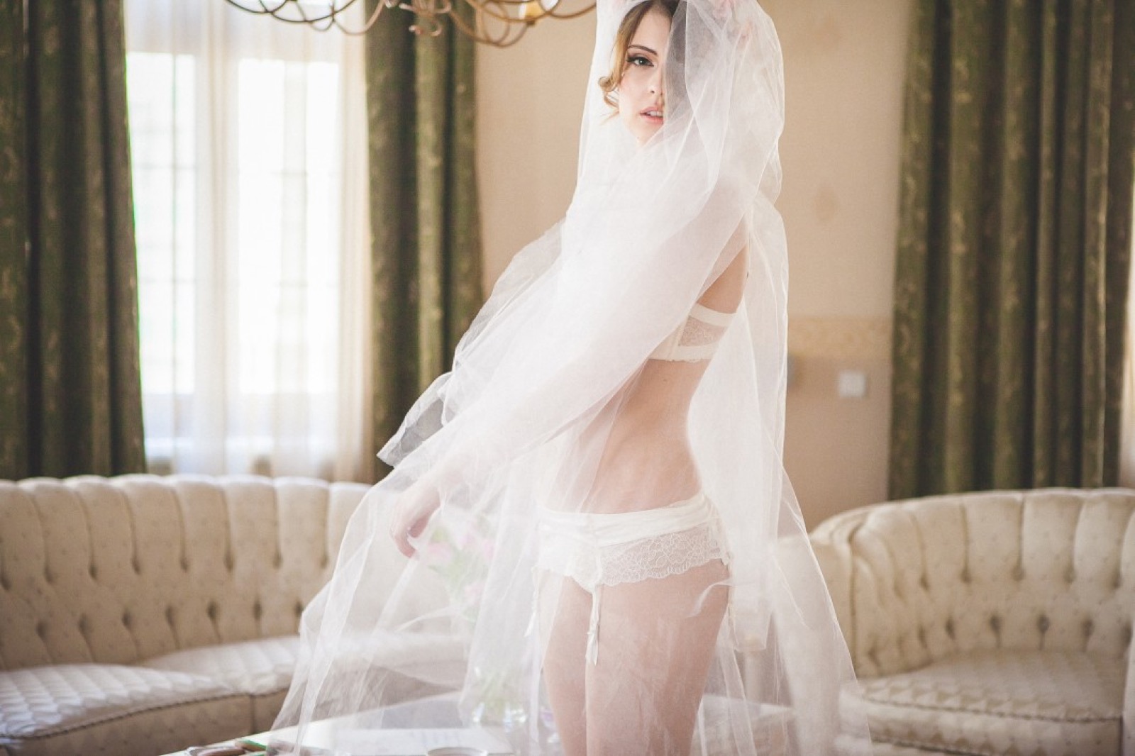 Detalj elegantne frizure sa cvetnim ukrasom