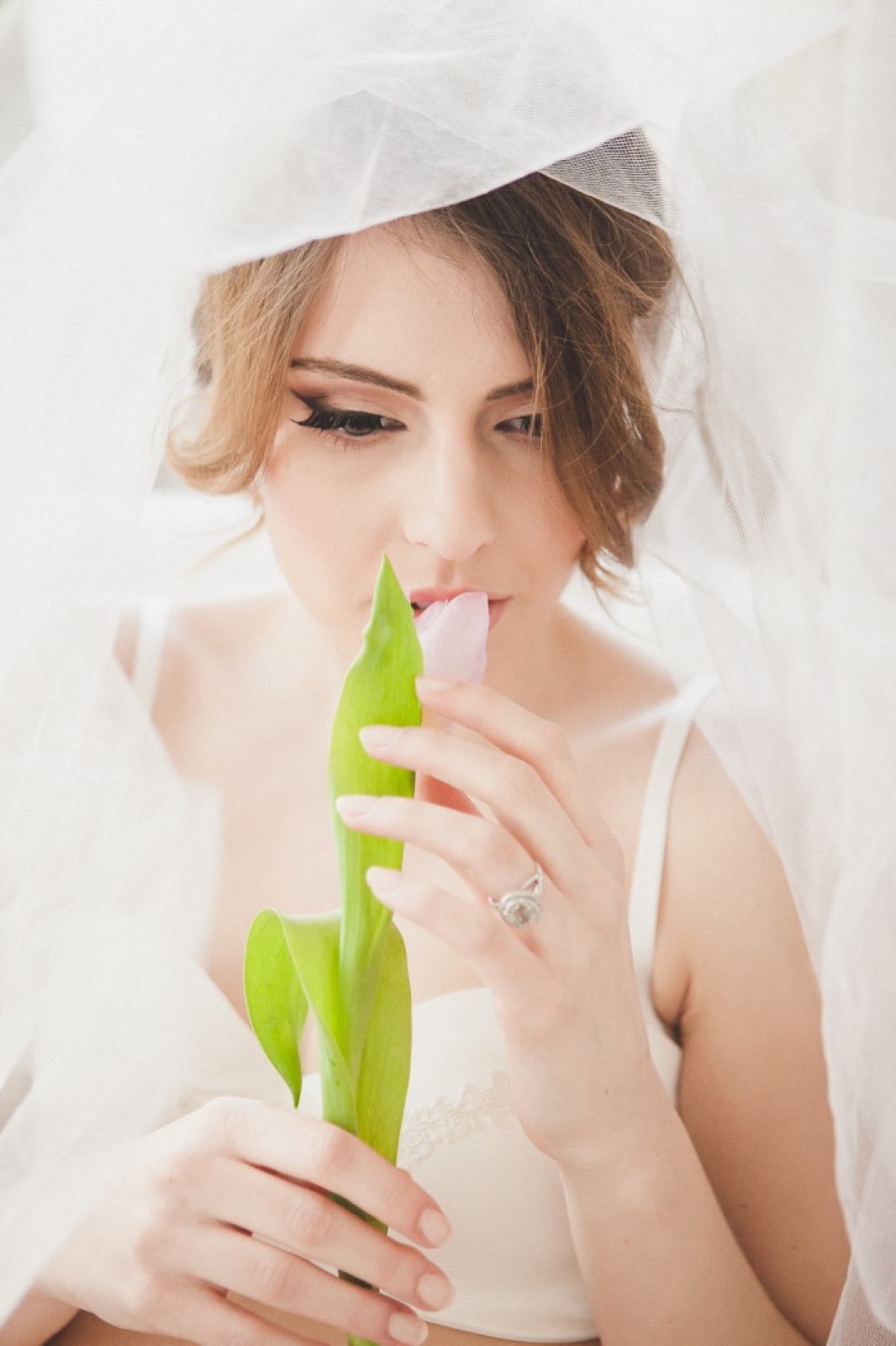 Model u profilnom portretu — dramatična svetlost