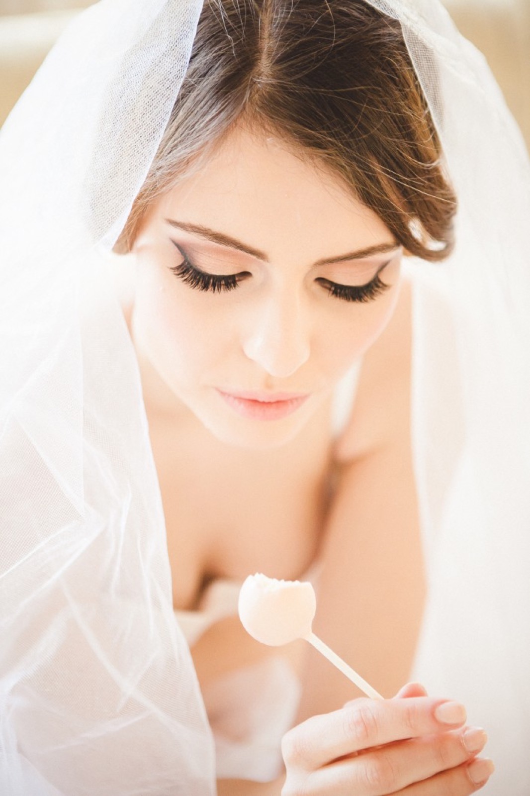 Portret mlade u belom — nežnost i intima