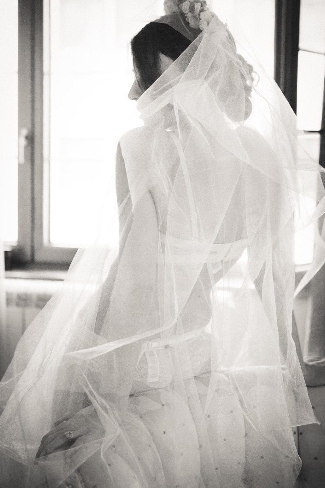 Krupni plan — dlanovi, tkanina, senzualan detalj