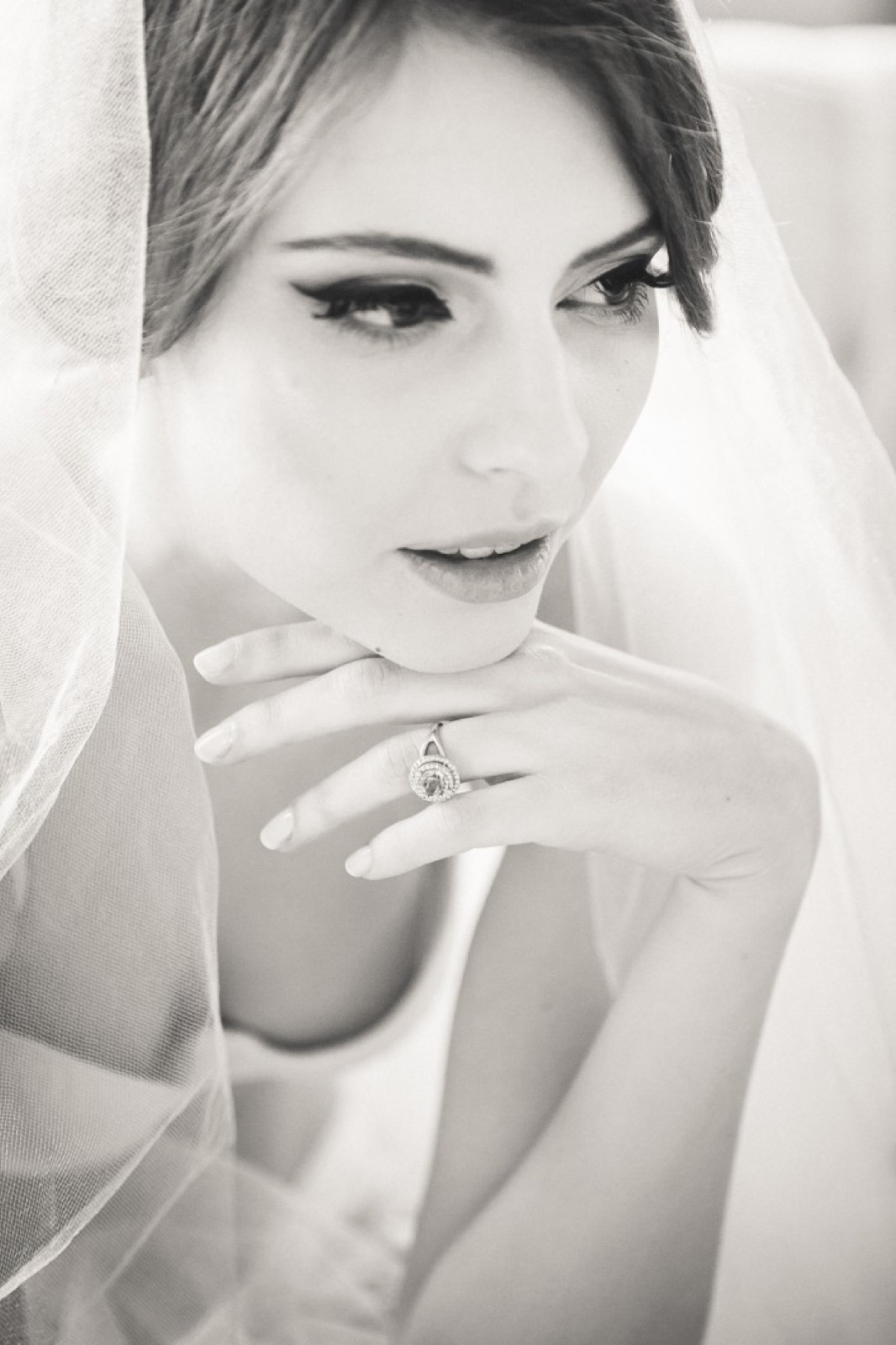 Model u svetlom ambijentu — portret sa cvetnim vencem