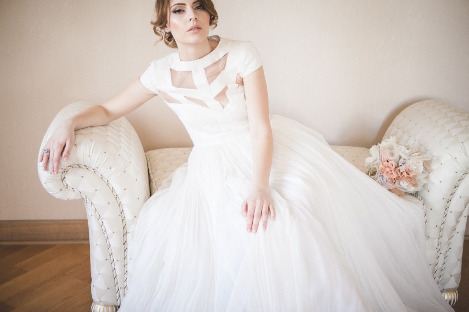 Detalj — ruke i veo, intiman gest