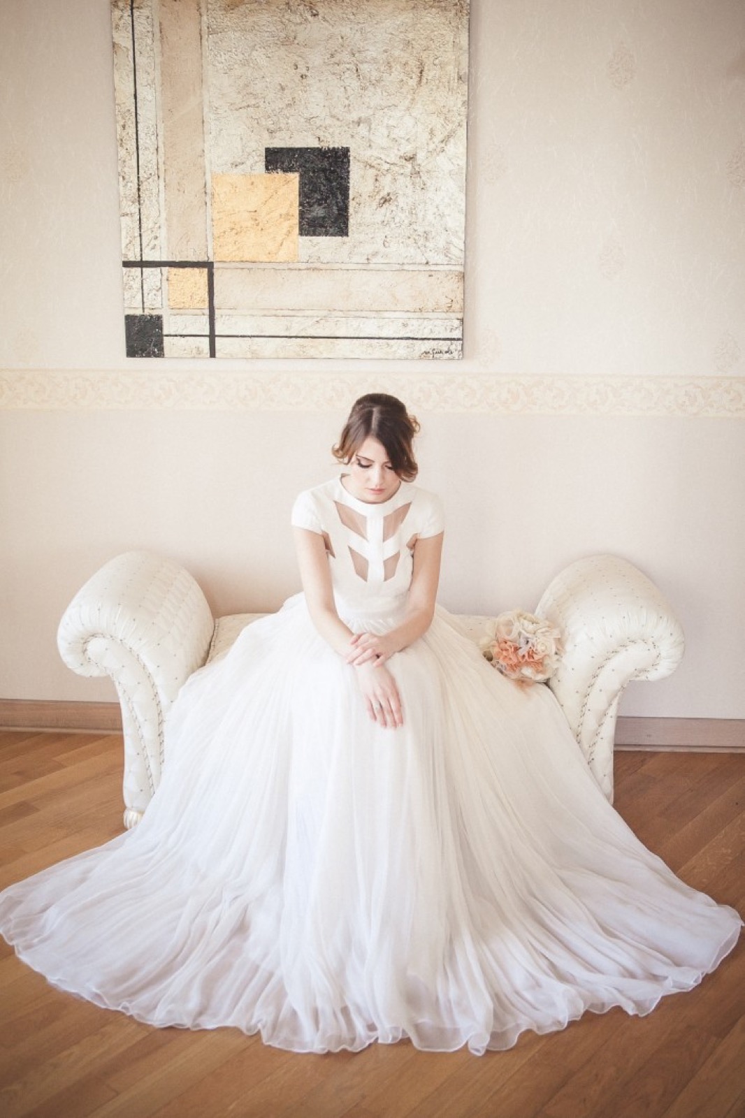 Model u beloj haljini — slobodna poza u elegantnom ambijentu