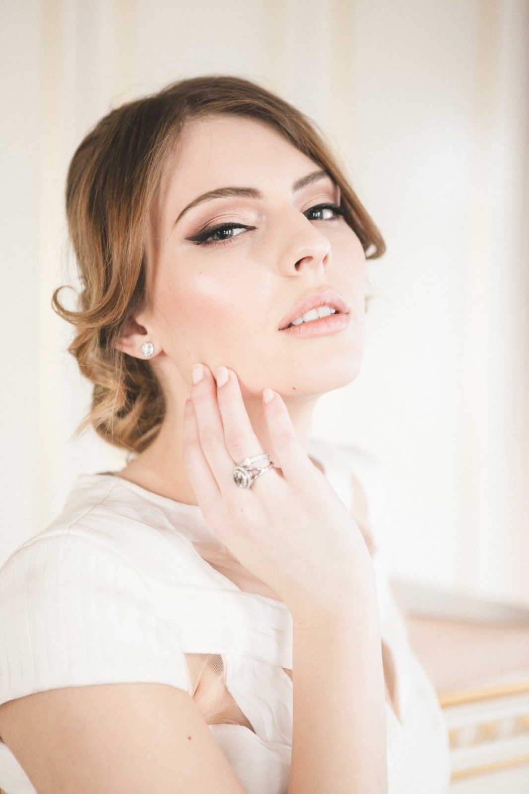 Portret sa cvetnim vencem — osmeh i toplina