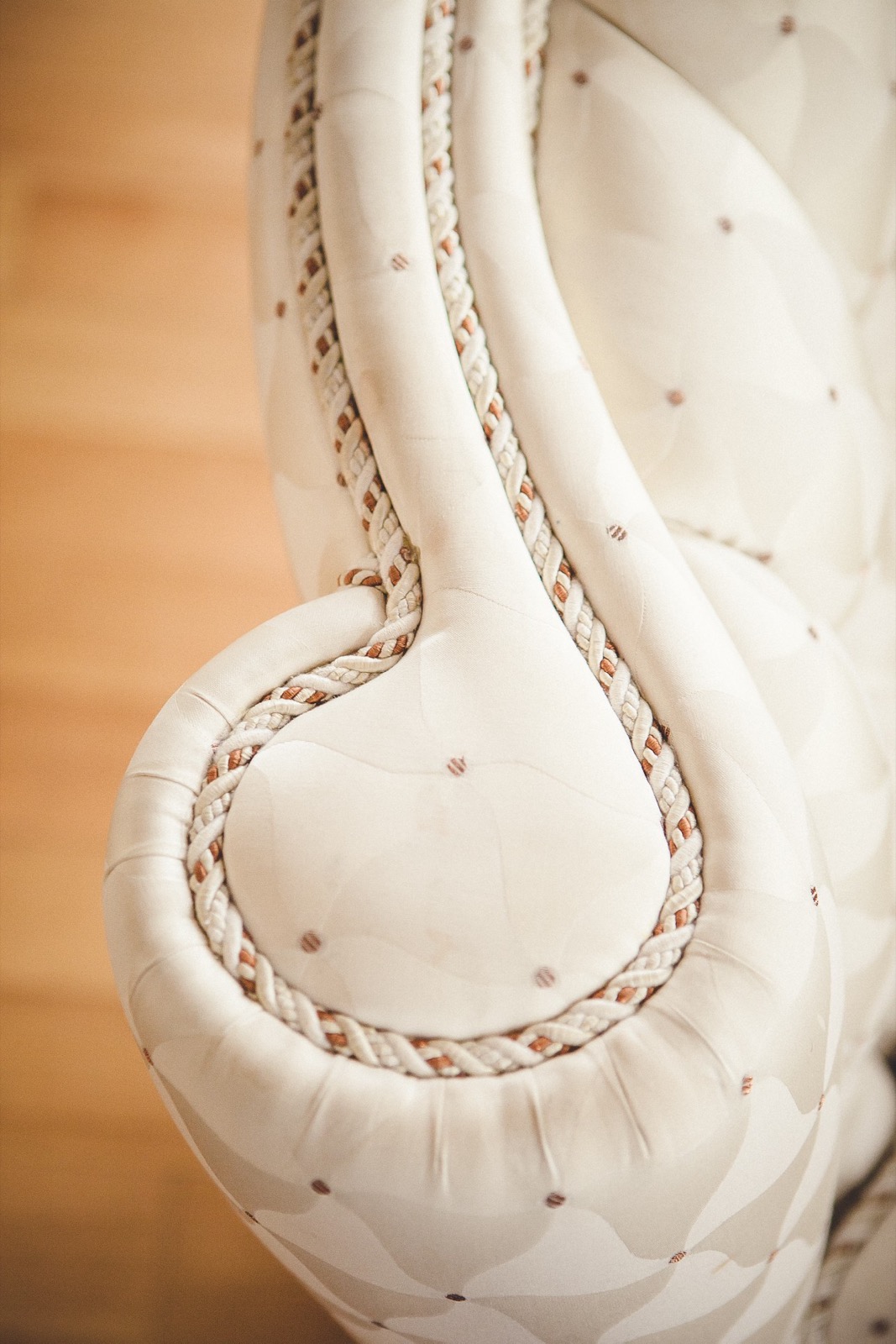 Galerija — detalj tufted nameštaja