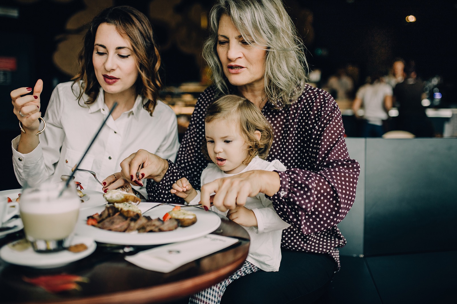 Tri generacije — kadar 14