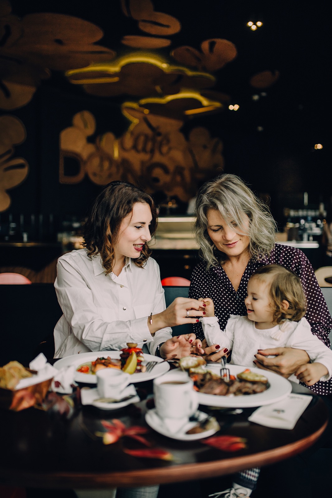 Tri generacije — kadar 16