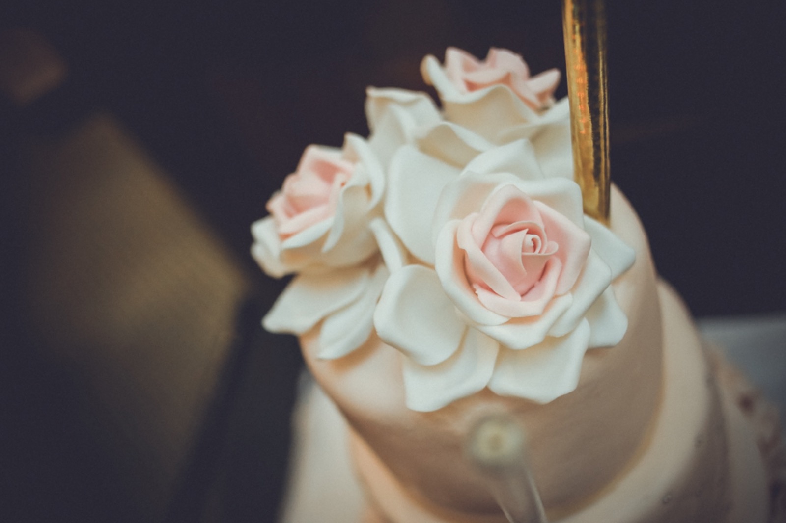 Torta na tri sprata — svetlo roze sa ružama