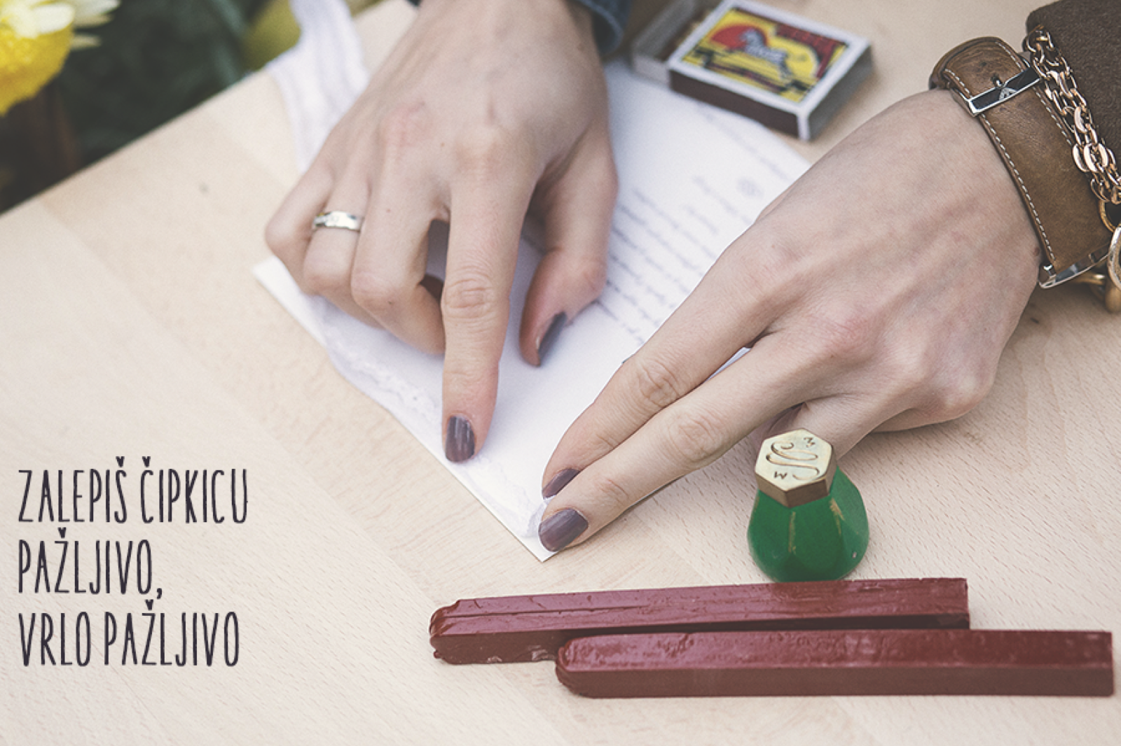 Lepljenje čipke na pozivnicu pomoću knjigovezačkog lepka