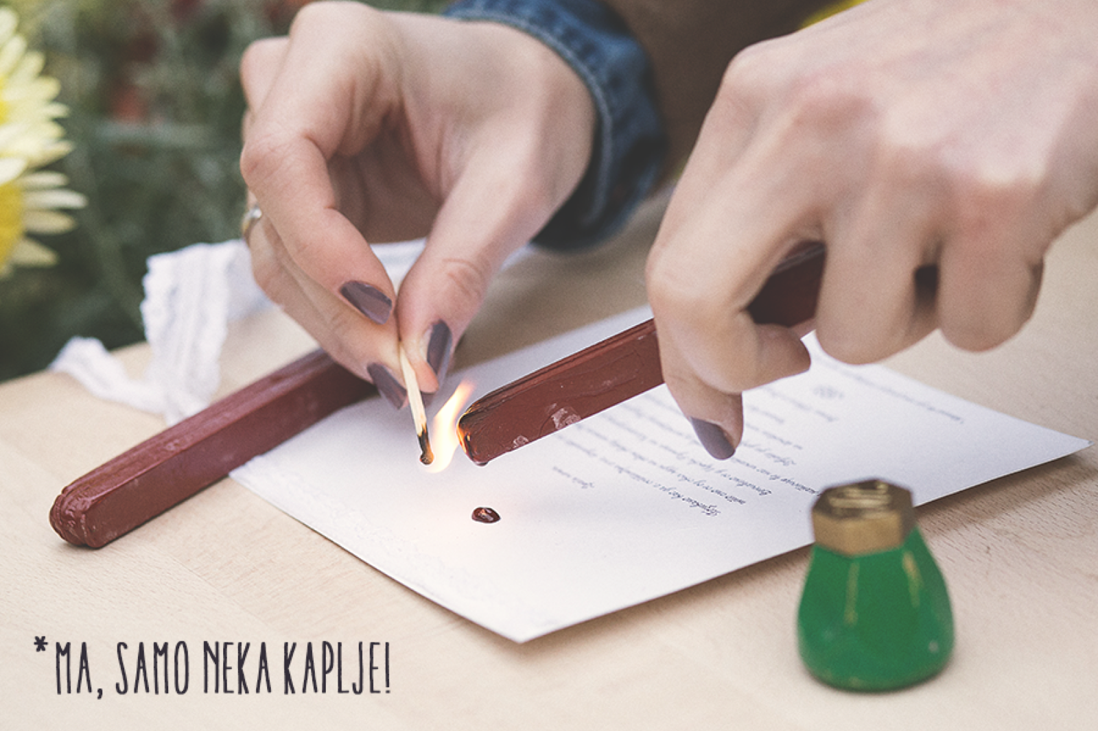 Zagrevanje pečatnog voska plamenobacačem iznad pozivnice