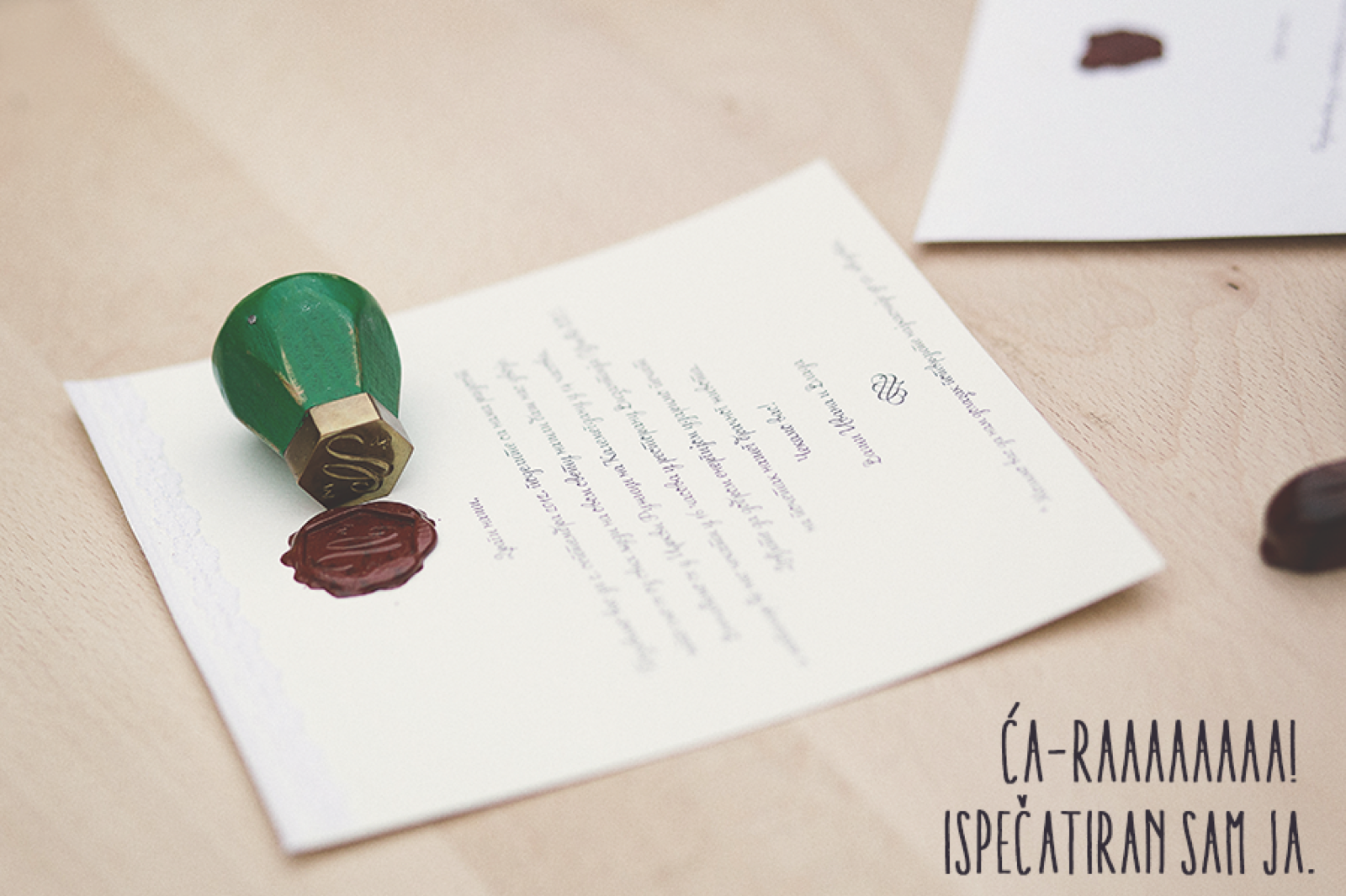 Utiskivanje pečata u rastopljeni vosak na venčanoj pozivnici