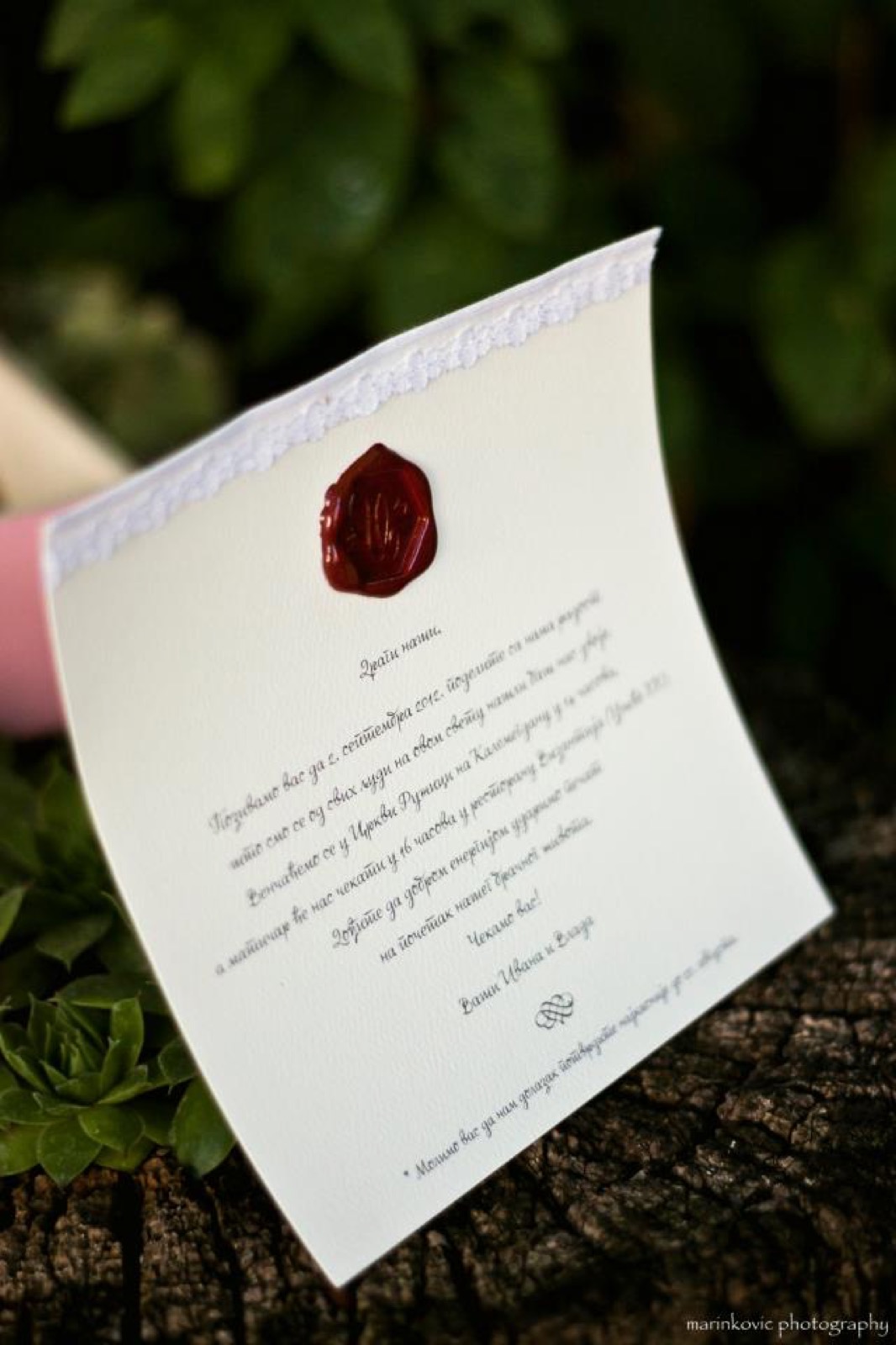 Gotove DIY pozivnice za venčanje — čipka, vosak, pečat na kraft papiru