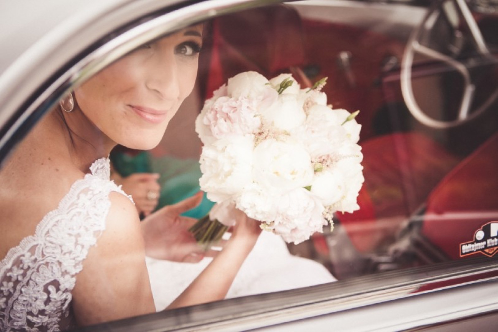 Mlada sa buketom božura u retro automobilu — Igor Todorović
