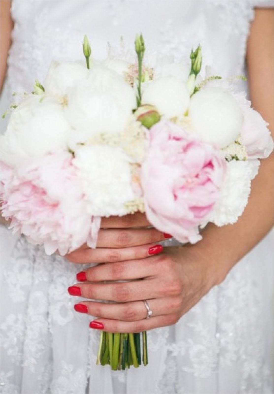 Bidermajer — beli i roze božuri