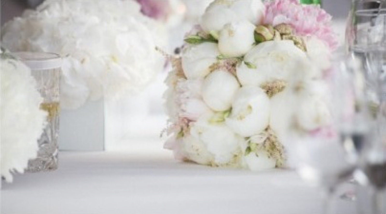 Belo cveće i biserne niti