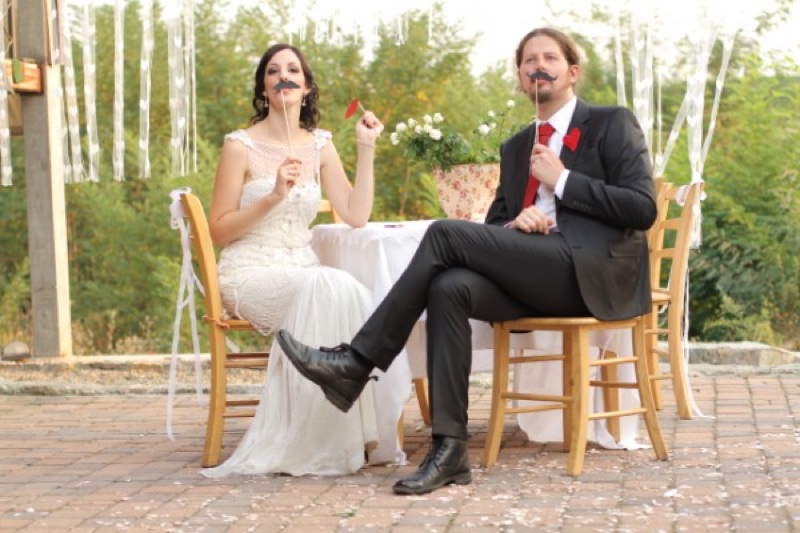 Sonja i Ivan sa DIY brkovima — photo booth