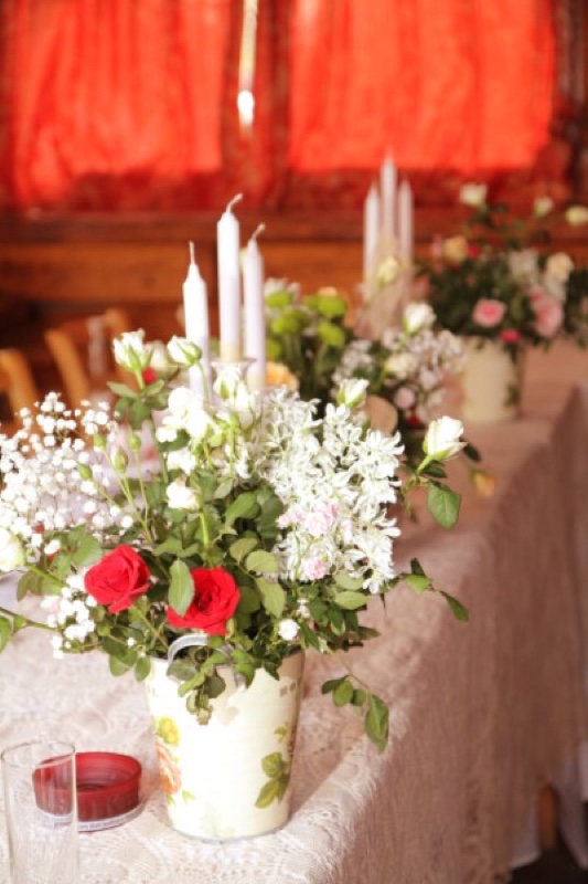 Cvetni aranžman na stolu — vintage kofice