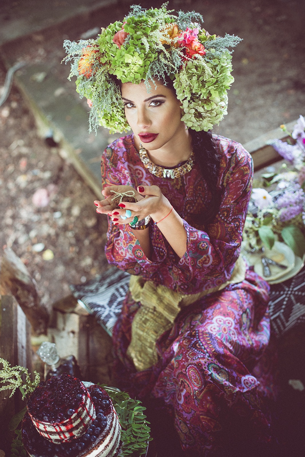 Nevena kao vila u šumi — raspuštena kosa, beli pas, maglovita polana