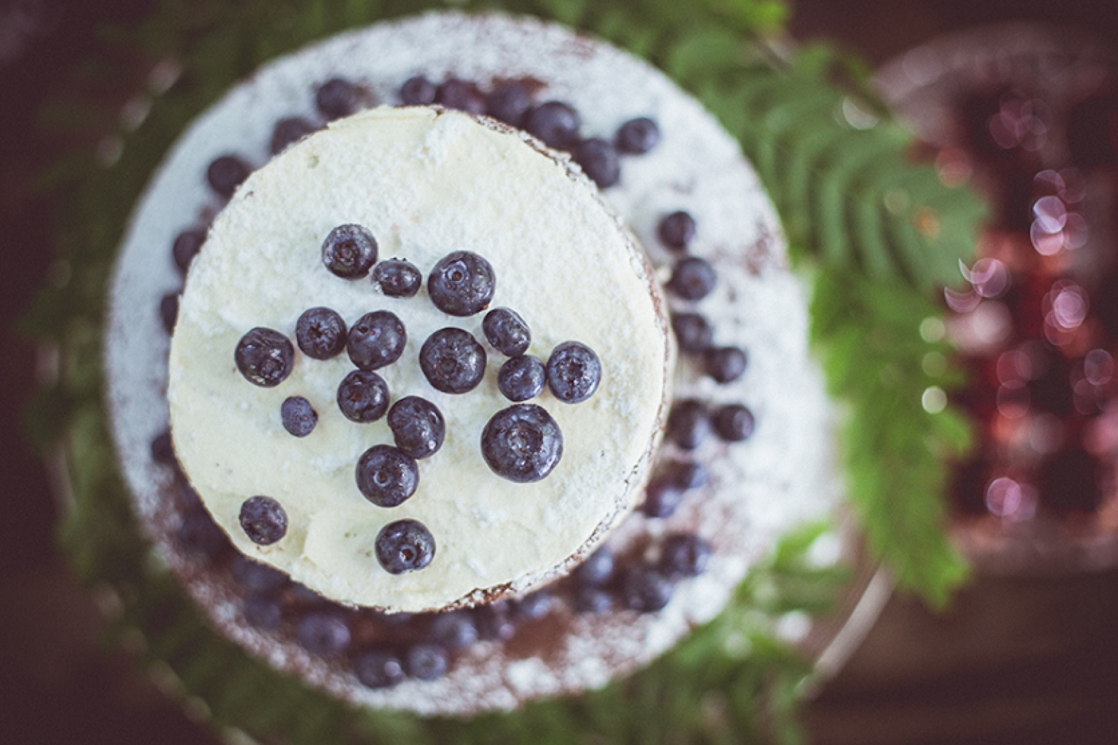 Nevena u svilenkastoj haljini hoda šumskom stazom — eterična silhueta