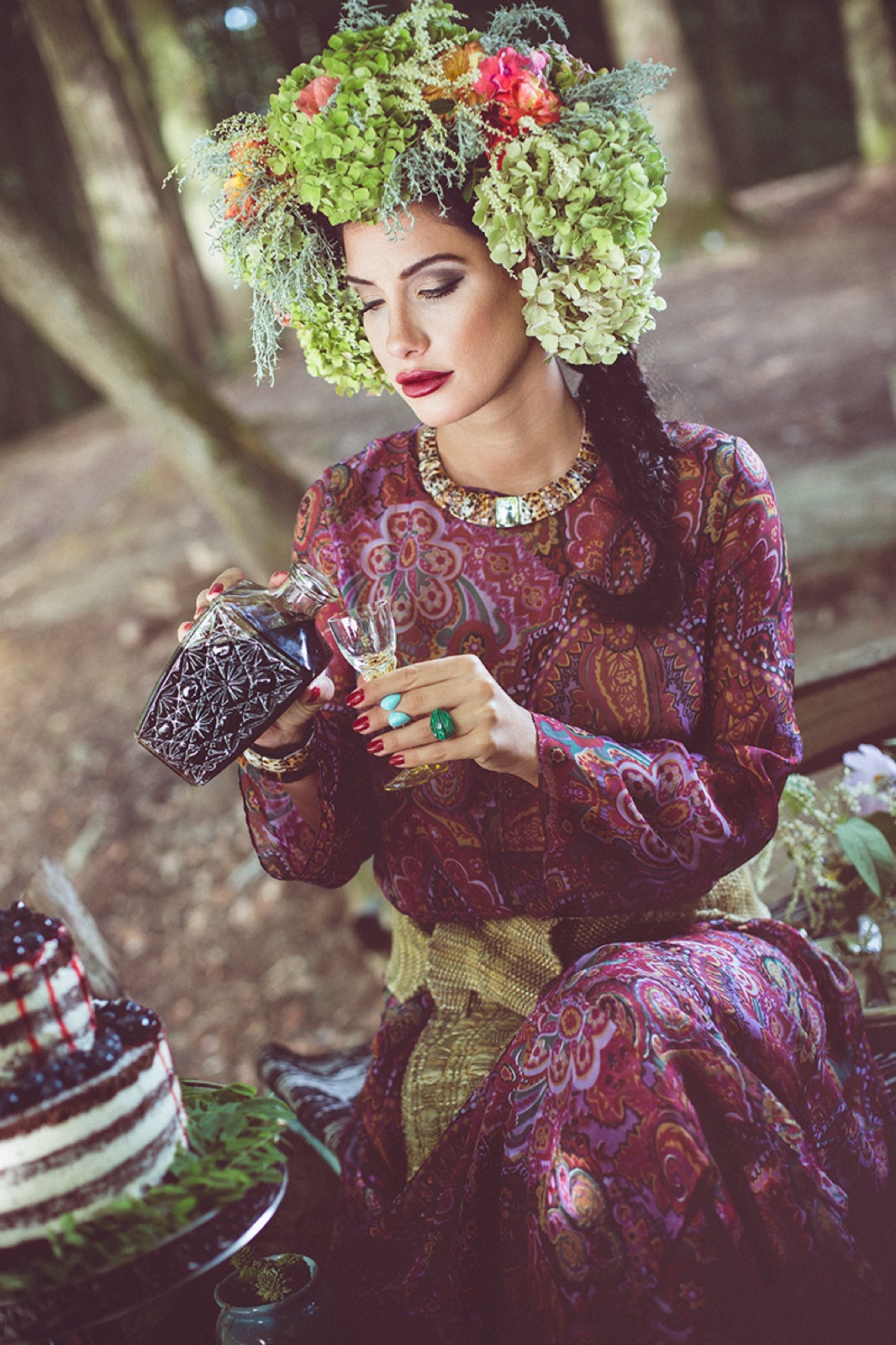 Krupni plan — jeleninji rogovi i zlatni nakit na tamnoj kosi