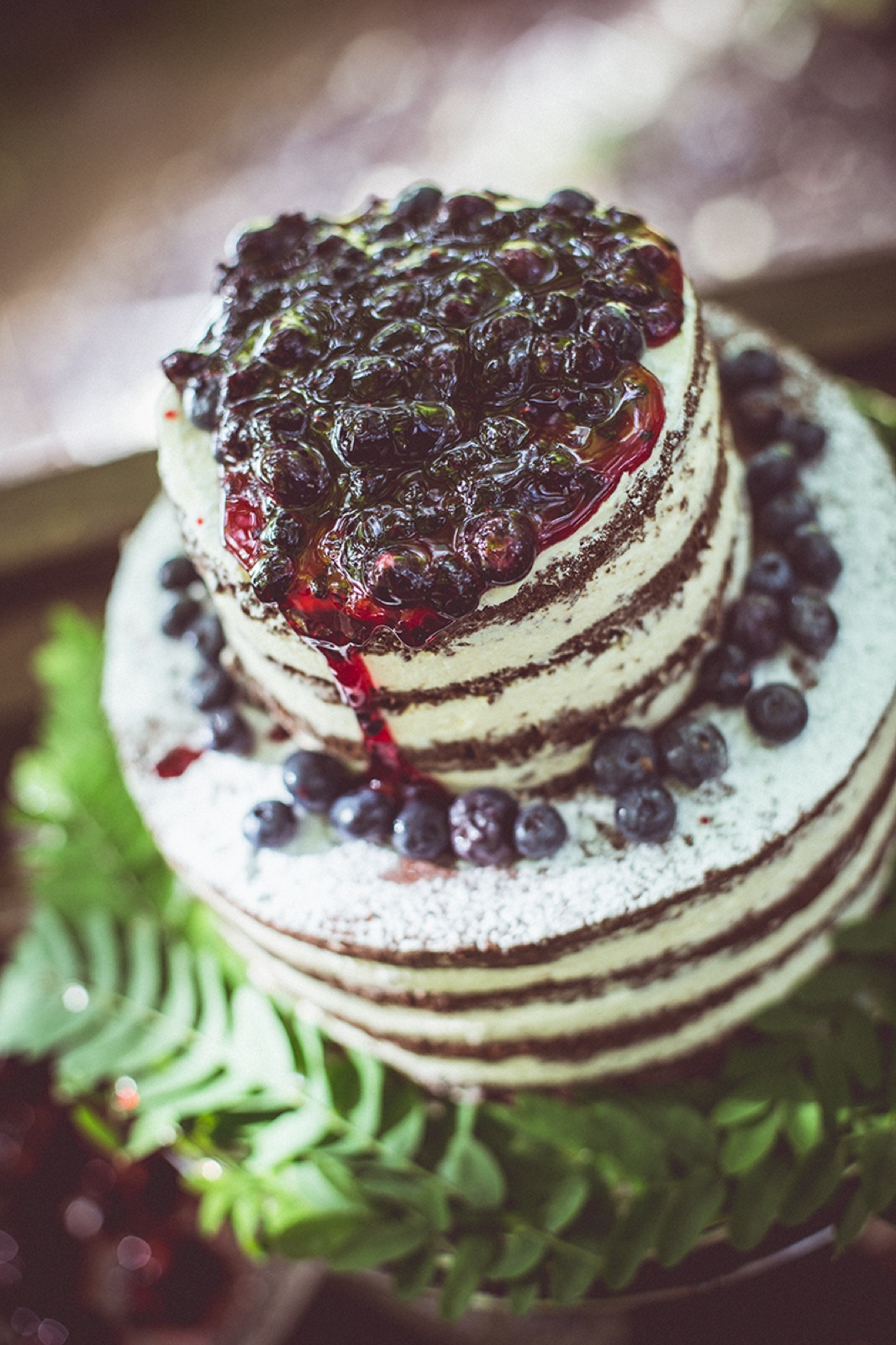 Ritualni aranžman u šumi — sveće, voće, vintage tekstili, folklorni rekviziti