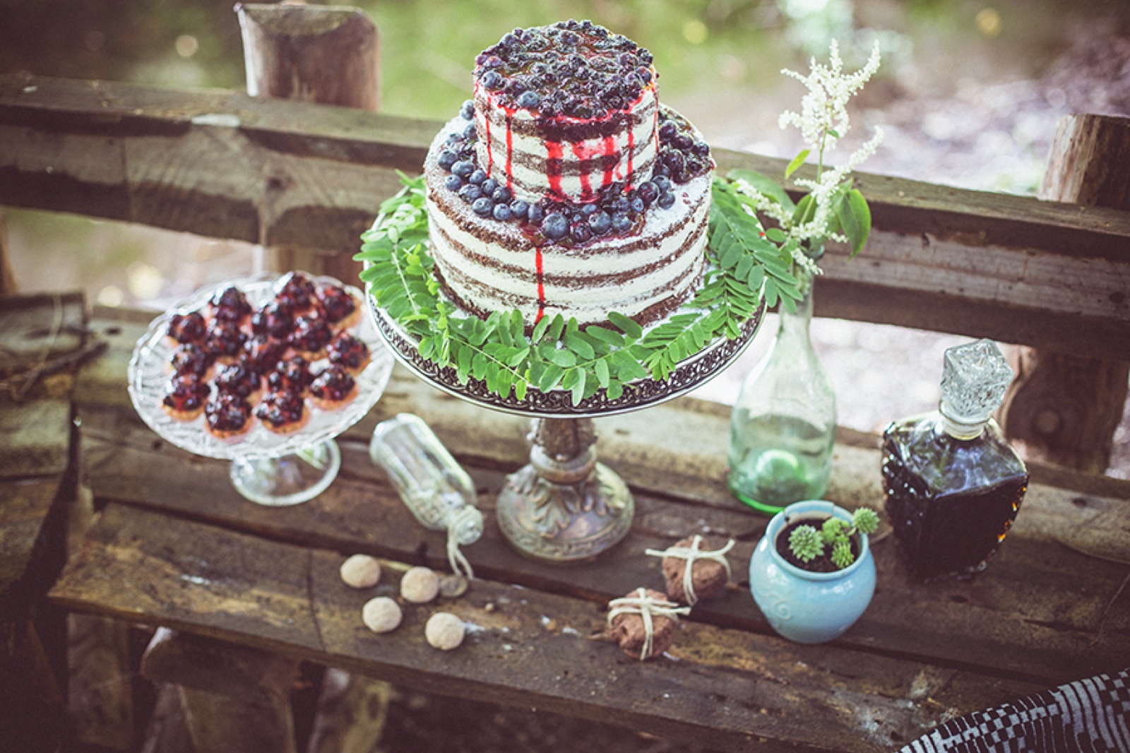 Model sa vencem od cveća u kosi — pogled u stranu, šumska svetlost