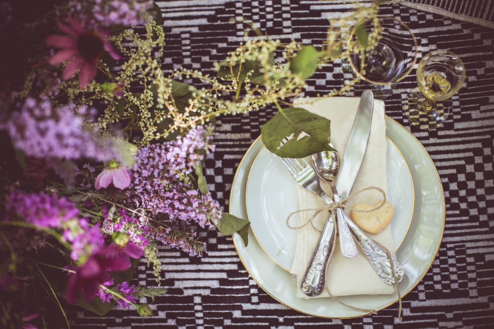 Portret mlade u šumi — cveni venac na glavi, intenzivan pogled u kameru