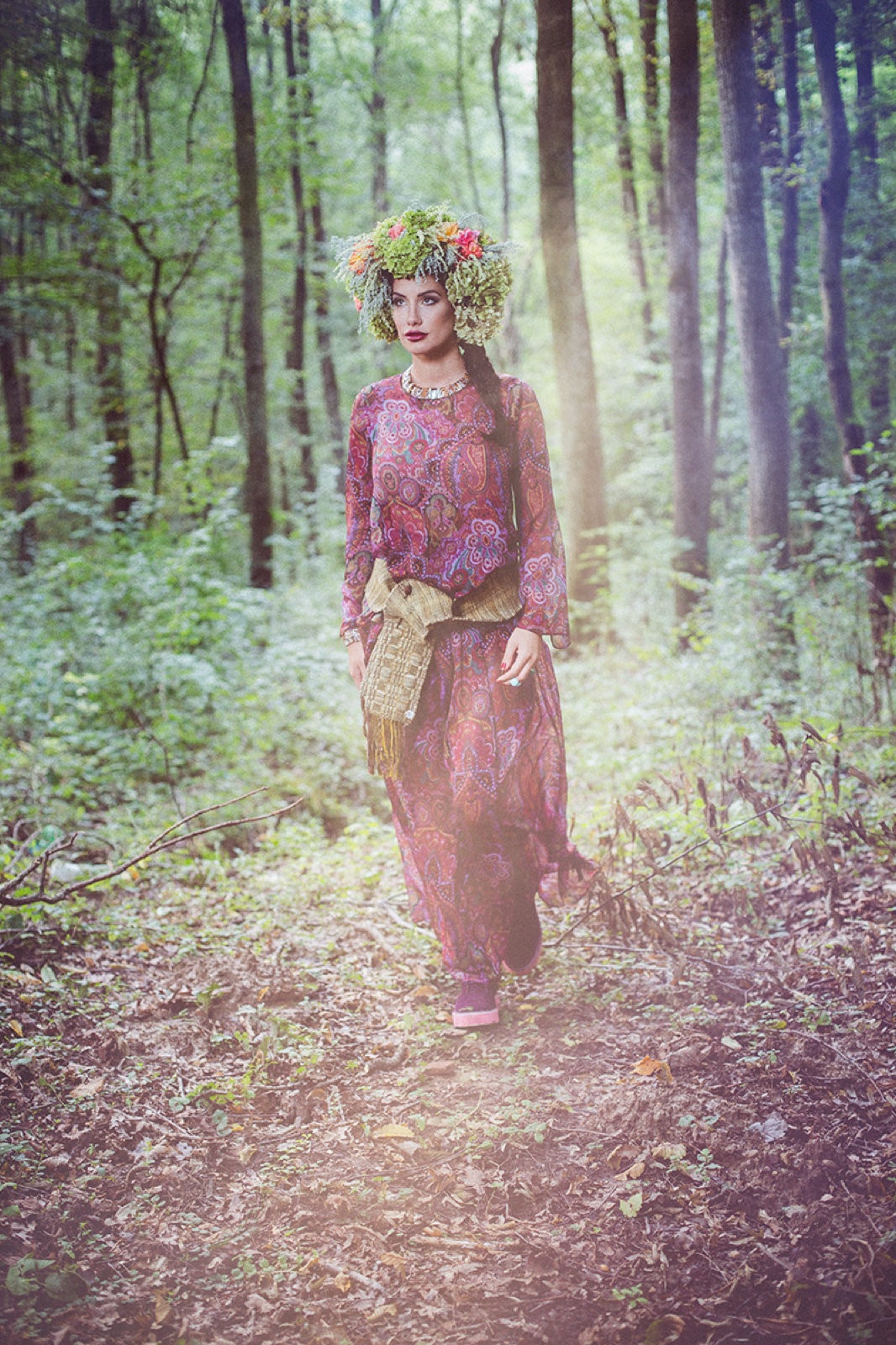 Šumski pejzaž — maglovita polana sa starim drvećem, mistična atmosfera