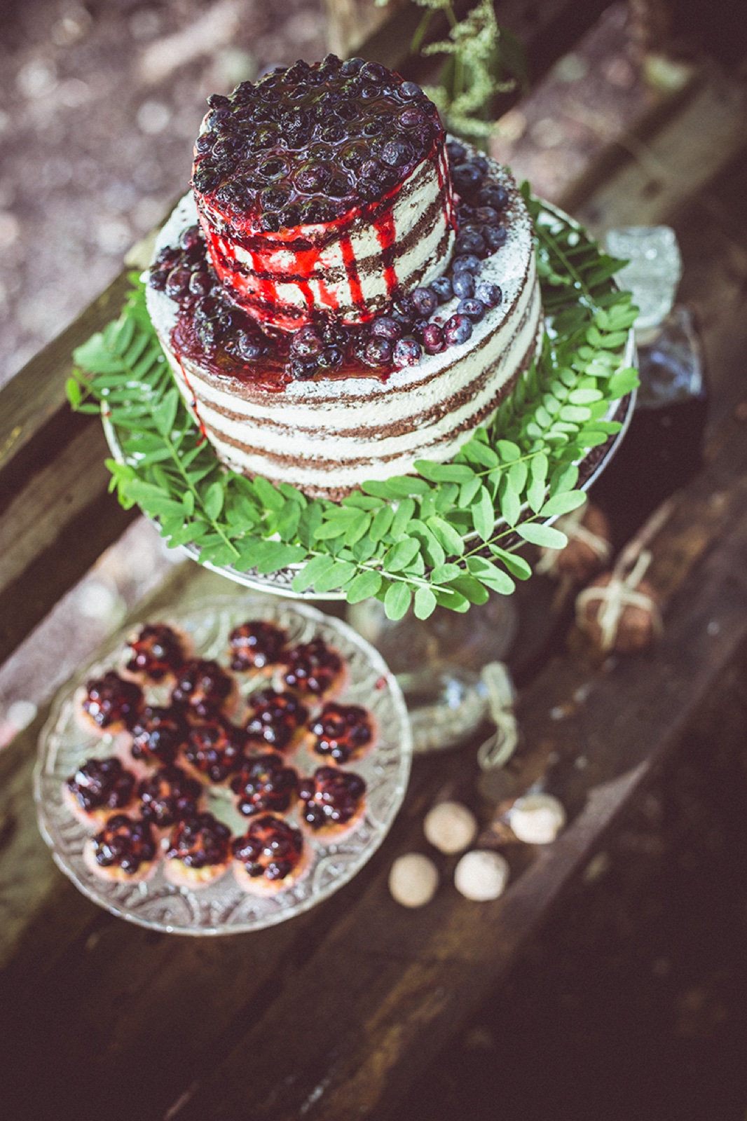 Ritualni detalj — starinski predmet među lišćem i mahovinom