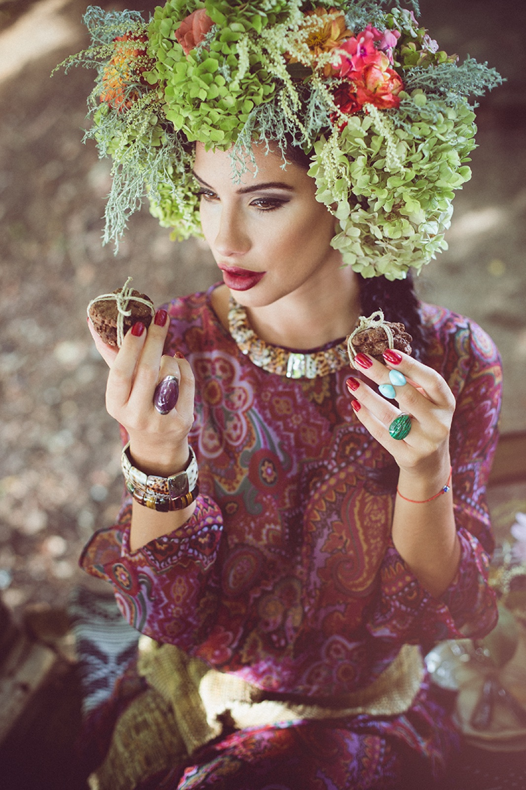 Nevena hoda kroz šumu u dugoj svileni haljini — mistični ugođaj