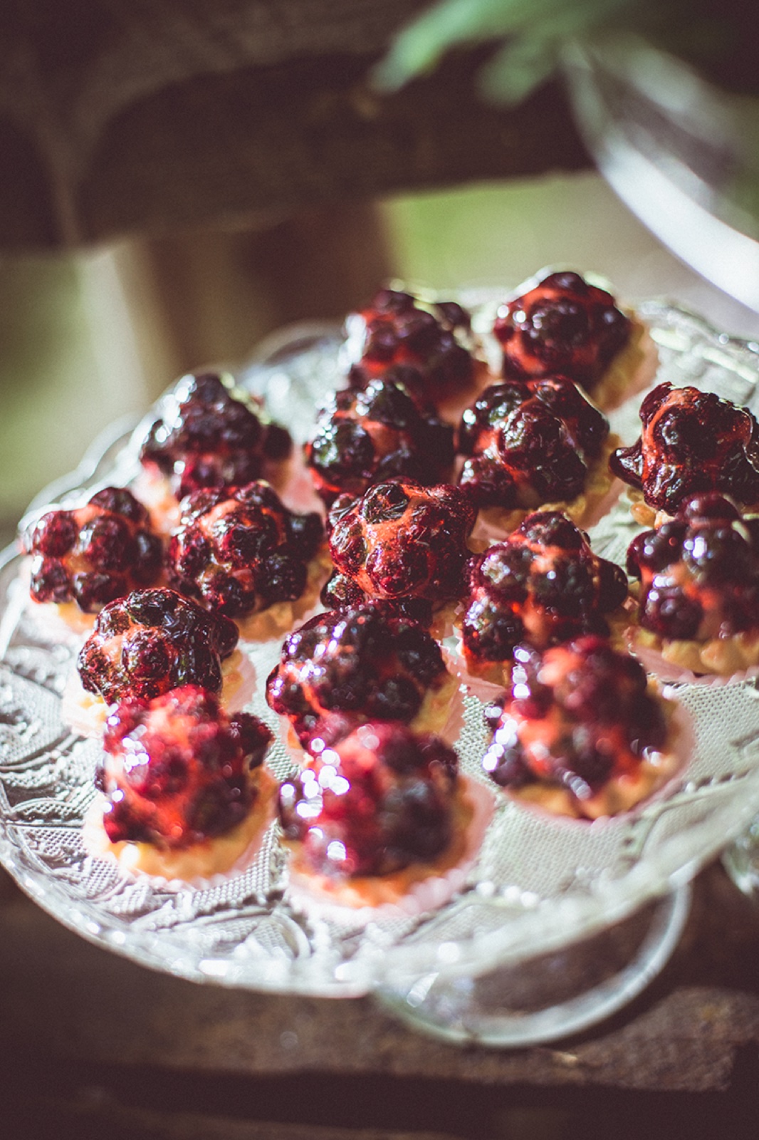 Krupni plan portreta — cvetni venac, intenzivne oči, šumska pozadina