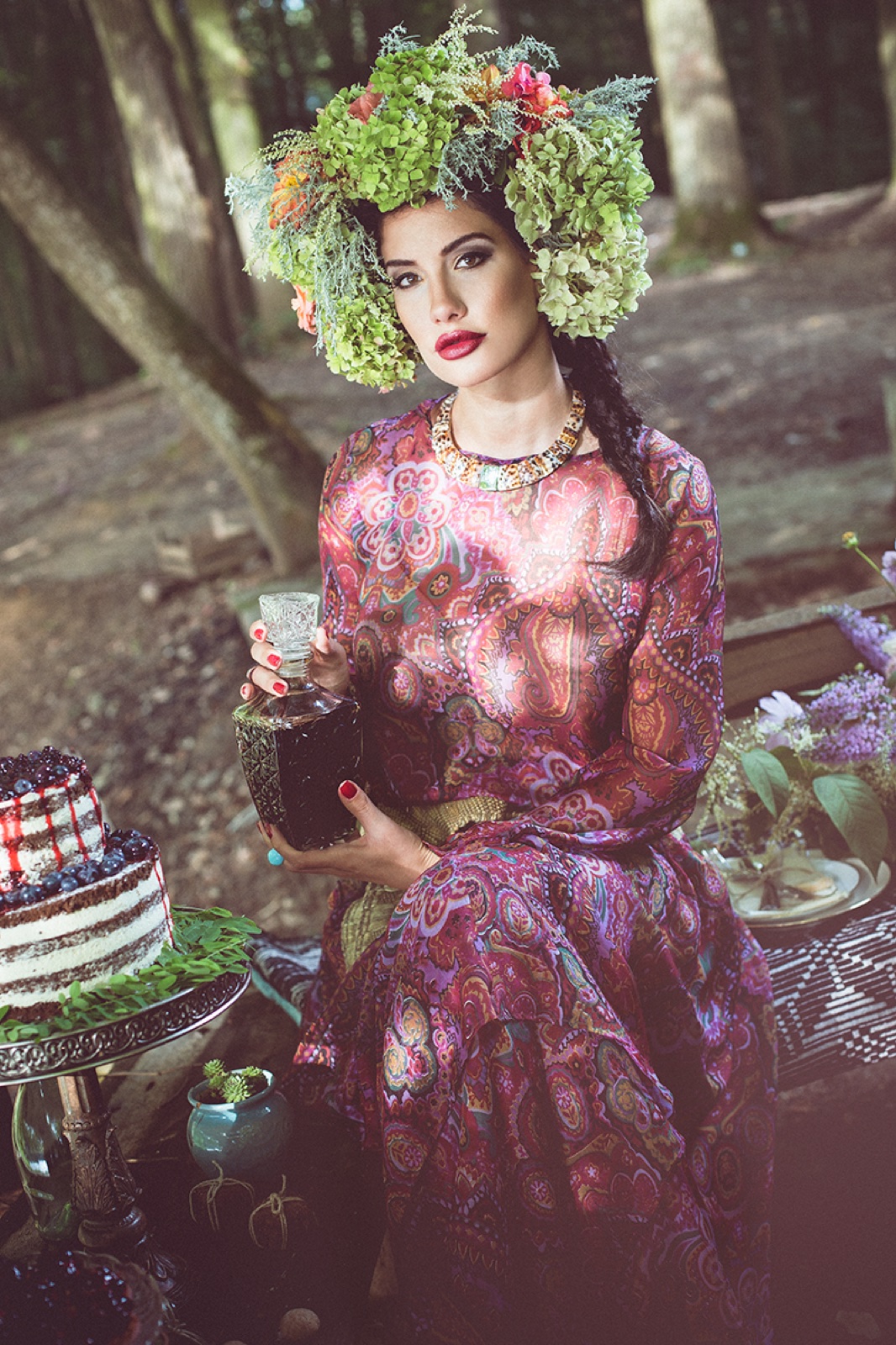 Nevena kao Muma Paduri — tamna haljina, raspuštena kosa, ritualna poza u šumi