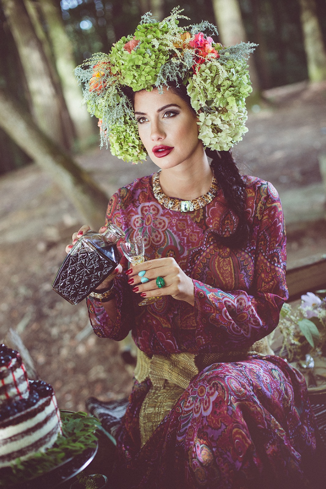 Mistični portret — model sa rogovima u maglovitoj šumi