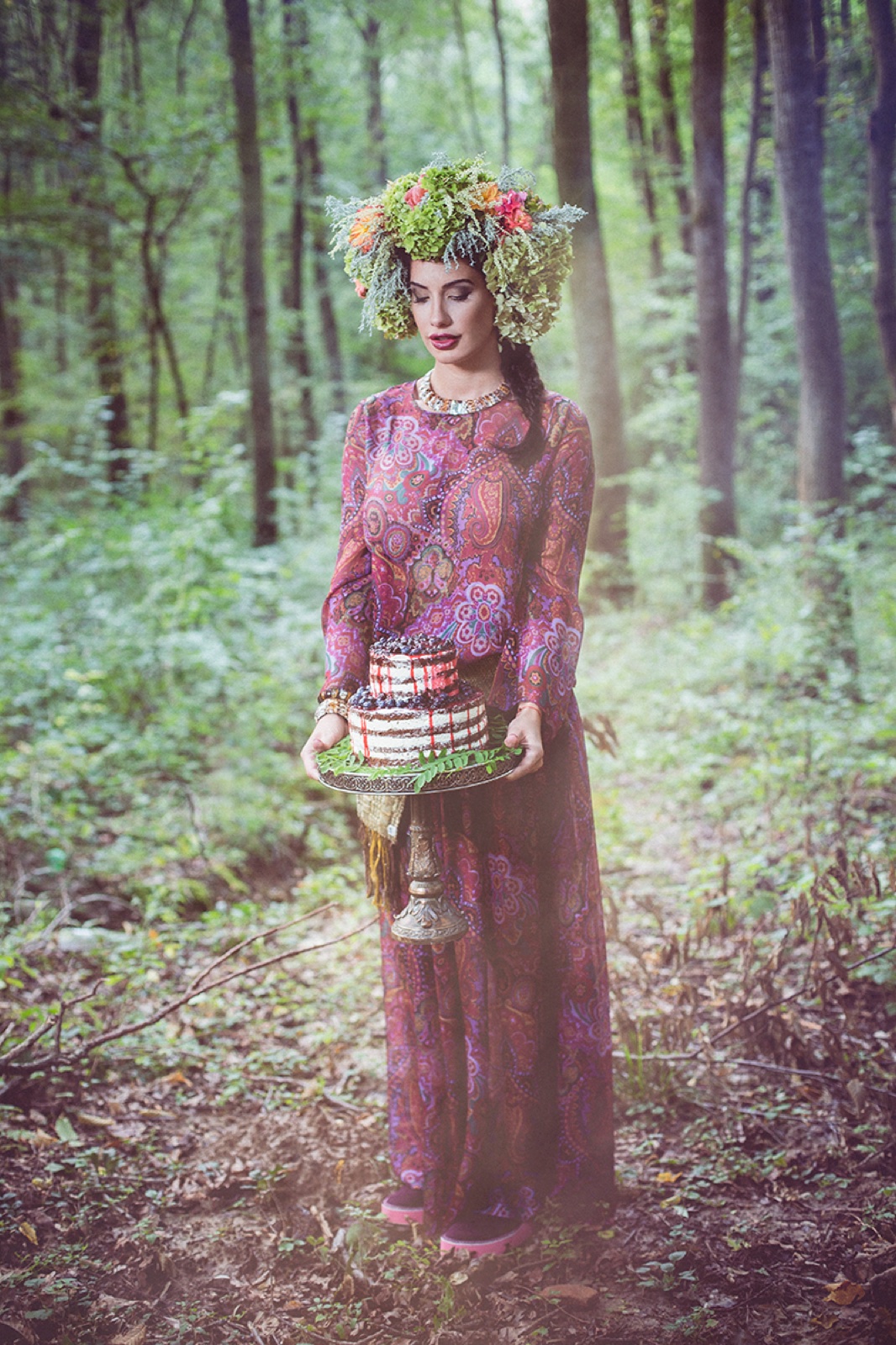 Nevena u paisley haljini sa cvetnim vencem — nosi ritualni kolač kroz šumu